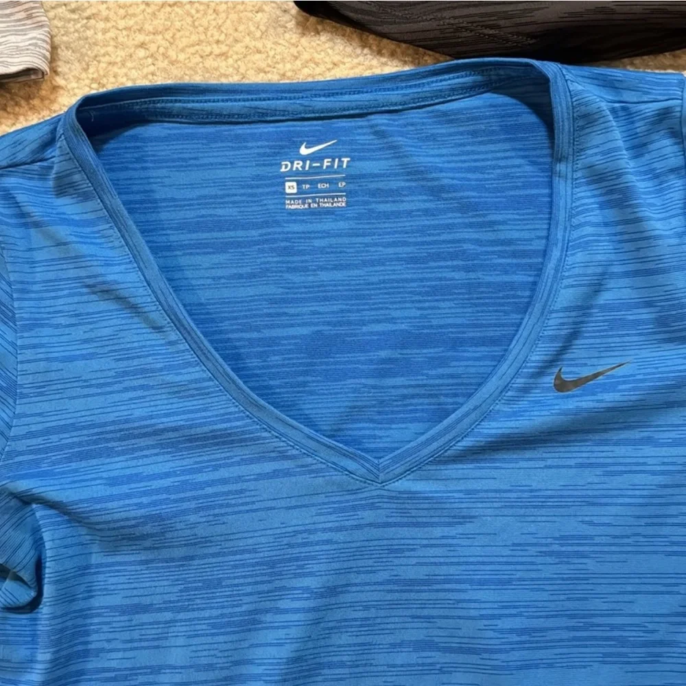 Lot of 4 Nike v-neck Dri-Fit short sleeve workout shirts size XS - Picture 2 of 5